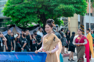 ร่วมให้กำลังใจขบวนแห่กระทงของมหาวิทยาลัยราชภัฏเทพสตรี ในงานประเพณีลอยกระทงย้อนยุค ประจำปี 2568