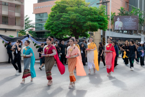 ร่วมให้กำลังใจขบวนแห่กระทงของมหาวิทยาลัยราชภัฏเทพสตรี ในงานประเพณีลอยกระทงย้อนยุค ประจำปี 2568