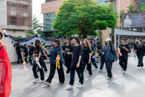 ร่วมให้กำลังใจขบวนแห่กระทงของมหาวิทยาลัยราชภัฏเทพสตรี ในงานประเพณีลอยกระทงย้อนยุค ประจำปี 2568