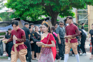 ร่วมให้กำลังใจขบวนแห่กระทงของมหาวิทยาลัยราชภัฏเทพสตรี ในงานประเพณีลอยกระทงย้อนยุค ประจำปี 2568