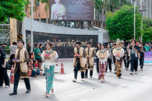 ร่วมให้กำลังใจขบวนแห่กระทงของมหาวิทยาลัยราชภัฏเทพสตรี ในงานประเพณีลอยกระทงย้อนยุค ประจำปี 2568