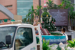 ร่วมให้กำลังใจขบวนแห่กระทงของมหาวิทยาลัยราชภัฏเทพสตรี ในงานประเพณีลอยกระทงย้อนยุค ประจำปี 2568