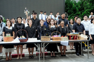 ร่วมพิธีทำบุญตักบาตรอุทิศถวายพระราชกุศลแด่ สมเด็จพระนางเจ้าสิริกิติ์ พระบรมราชินีนาถ พระบรมราชชนนีพันปีหลวง