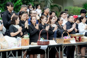 ร่วมพิธีทำบุญตักบาตรอุทิศถวายพระราชกุศลแด่ สมเด็จพระนางเจ้าสิริกิติ์ พระบรมราชินีนาถ พระบรมราชชนนีพันปีหลวง