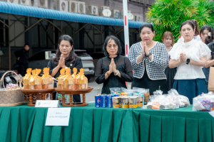 ร่วมพิธีทำบุญตักบาตรอุทิศถวายพระราชกุศลแด่ สมเด็จพระนางเจ้าสิริกิติ์ พระบรมราชินีนาถ พระบรมราชชนนีพันปีหลวง