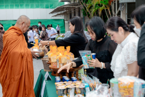 ร่วมพิธีทำบุญตักบาตรอุทิศถวายพระราชกุศลแด่ สมเด็จพระนางเจ้าสิริกิติ์ พระบรมราชินีนาถ พระบรมราชชนนีพันปีหลวง