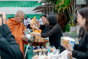 ร่วมพิธีทำบุญตักบาตรอุทิศถวายพระราชกุศลแด่ สมเด็จพระนางเจ้าสิริกิติ์ พระบรมราชินีนาถ พระบรมราชชนนีพันปีหลวง