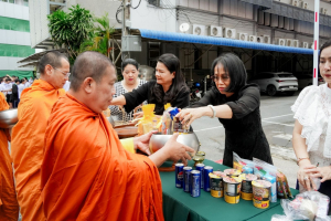 ร่วมพิธีทำบุญตักบาตรอุทิศถวายพระราชกุศลแด่ สมเด็จพระนางเจ้าสิริกิติ์ พระบรมราชินีนาถ พระบรมราชชนนีพันปีหลวง