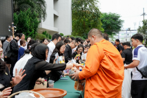 ร่วมพิธีทำบุญตักบาตรอุทิศถวายพระราชกุศลแด่ สมเด็จพระนางเจ้าสิริกิติ์ พระบรมราชินีนาถ พระบรมราชชนนีพันปีหลวง