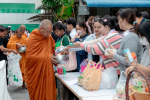 ร่วมพิธีทำบุญตักบาตรอุทิศถวายพระราชกุศลแด่ สมเด็จพระนางเจ้าสิริกิติ์ พระบรมราชินีนาถ พระบรมราชชนนีพันปีหลวง