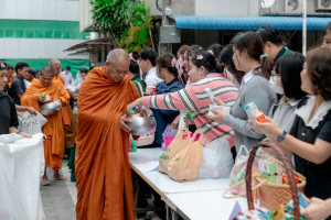 ร่วมพิธีทำบุญตักบาตรอุทิศถวายพระราชกุศลแด่ สมเด็จพระนางเจ้าสิริกิติ์ พระบรมราชินีนาถ พระบรมราชชนนีพันปีหลวง
