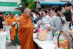 ร่วมพิธีทำบุญตักบาตรอุทิศถวายพระราชกุศลแด่ สมเด็จพระนางเจ้าสิริกิติ์ พระบรมราชินีนาถ พระบรมราชชนนีพันปีหลวง