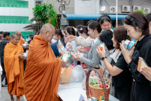 ร่วมพิธีทำบุญตักบาตรอุทิศถวายพระราชกุศลแด่ สมเด็จพระนางเจ้าสิริกิติ์ พระบรมราชินีนาถ พระบรมราชชนนีพันปีหลวง