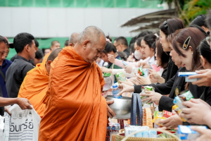 ร่วมพิธีทำบุญตักบาตรอุทิศถวายพระราชกุศลแด่ สมเด็จพระนางเจ้าสิริกิติ์ พระบรมราชินีนาถ พระบรมราชชนนีพันปีหลวง