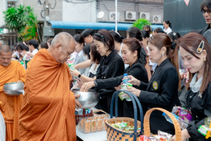 ร่วมพิธีทำบุญตักบาตรอุทิศถวายพระราชกุศลแด่ สมเด็จพระนางเจ้าสิริกิติ์ พระบรมราชินีนาถ พระบรมราชชนนีพันปีหลวง