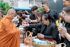 ร่วมพิธีทำบุญตักบาตรอุทิศถวายพระราชกุศลแด่ สมเด็จพระนางเจ้าสิริกิติ์ พระบรมราชินีนาถ พระบรมราชชนนีพันปีหลวง