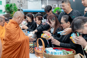 ร่วมพิธีทำบุญตักบาตรอุทิศถวายพระราชกุศลแด่ สมเด็จพระนางเจ้าสิริกิติ์ พระบรมราชินีนาถ พระบรมราชชนนีพันปีหลวง