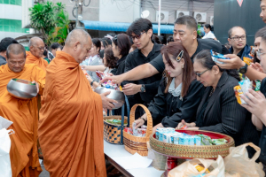 ร่วมพิธีทำบุญตักบาตรอุทิศถวายพระราชกุศลแด่ สมเด็จพระนางเจ้าสิริกิติ์ พระบรมราชินีนาถ พระบรมราชชนนีพันปีหลวง