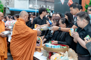 ร่วมพิธีทำบุญตักบาตรอุทิศถวายพระราชกุศลแด่ สมเด็จพระนางเจ้าสิริกิติ์ พระบรมราชินีนาถ พระบรมราชชนนีพันปีหลวง