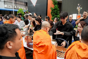 ร่วมพิธีทำบุญตักบาตรอุทิศถวายพระราชกุศลแด่ สมเด็จพระนางเจ้าสิริกิติ์ พระบรมราชินีนาถ พระบรมราชชนนีพันปีหลวง