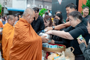 ร่วมพิธีทำบุญตักบาตรอุทิศถวายพระราชกุศลแด่ สมเด็จพระนางเจ้าสิริกิติ์ พระบรมราชินีนาถ พระบรมราชชนนีพันปีหลวง