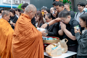 ร่วมพิธีทำบุญตักบาตรอุทิศถวายพระราชกุศลแด่ สมเด็จพระนางเจ้าสิริกิติ์ พระบรมราชินีนาถ พระบรมราชชนนีพันปีหลวง