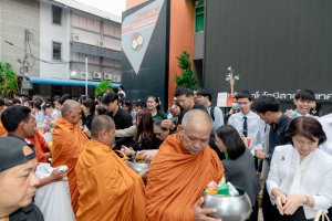 ร่วมพิธีทำบุญตักบาตรอุทิศถวายพระราชกุศลแด่ สมเด็จพระนางเจ้าสิริกิติ์ พระบรมราชินีนาถ พระบรมราชชนนีพันปีหลวง