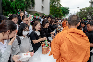 ร่วมพิธีทำบุญตักบาตรอุทิศถวายพระราชกุศลแด่ สมเด็จพระนางเจ้าสิริกิติ์ พระบรมราชินีนาถ พระบรมราชชนนีพันปีหลวง