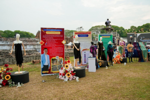 ร่วมพิธีเปิดและเดินแบบแฟชั่นโชว์กิจกรรมการแสดงศักยภาพและสื่อสารภาพลักษณ์แฟชั่นผ้าไทย