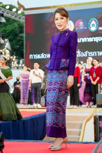 ร่วมพิธีเปิดและเดินแบบแฟชั่นโชว์กิจกรรมการแสดงศักยภาพและสื่อสารภาพลักษณ์แฟชั่นผ้าไทย