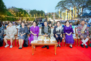 ร่วมพิธีเปิดและเดินแบบแฟชั่นโชว์กิจกรรมการแสดงศักยภาพและสื่อสารภาพลักษณ์แฟชั่นผ้าไทย