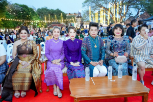 ร่วมพิธีเปิดและเดินแบบแฟชั่นโชว์กิจกรรมการแสดงศักยภาพและสื่อสารภาพลักษณ์แฟชั่นผ้าไทย