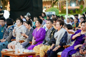ร่วมพิธีเปิดและเดินแบบแฟชั่นโชว์กิจกรรมการแสดงศักยภาพและสื่อสารภาพลักษณ์แฟชั่นผ้าไทย
