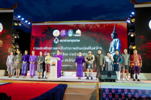 ร่วมพิธีเปิดและเดินแบบแฟชั่นโชว์กิจกรรมการแสดงศักยภาพและสื่อสารภาพลักษณ์แฟชั่นผ้าไทย