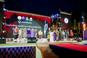 ร่วมพิธีเปิดและเดินแบบแฟชั่นโชว์กิจกรรมการแสดงศักยภาพและสื่อสารภาพลักษณ์แฟชั่นผ้าไทย