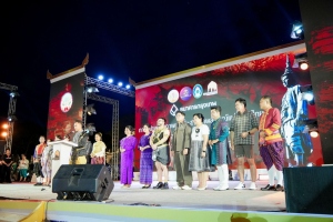 ร่วมพิธีเปิดและเดินแบบแฟชั่นโชว์กิจกรรมการแสดงศักยภาพและสื่อสารภาพลักษณ์แฟชั่นผ้าไทย