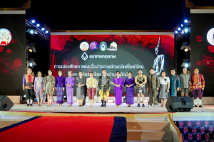 ร่วมพิธีเปิดและเดินแบบแฟชั่นโชว์กิจกรรมการแสดงศักยภาพและสื่อสารภาพลักษณ์แฟชั่นผ้าไทย