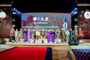 ร่วมพิธีเปิดและเดินแบบแฟชั่นโชว์กิจกรรมการแสดงศักยภาพและสื่อสารภาพลักษณ์แฟชั่นผ้าไทย