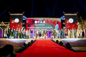 ร่วมพิธีเปิดและเดินแบบแฟชั่นโชว์กิจกรรมการแสดงศักยภาพและสื่อสารภาพลักษณ์แฟชั่นผ้าไทย