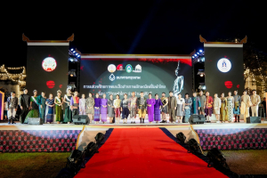 ร่วมพิธีเปิดและเดินแบบแฟชั่นโชว์กิจกรรมการแสดงศักยภาพและสื่อสารภาพลักษณ์แฟชั่นผ้าไทย
