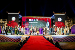 ร่วมพิธีเปิดและเดินแบบแฟชั่นโชว์กิจกรรมการแสดงศักยภาพและสื่อสารภาพลักษณ์แฟชั่นผ้าไทย