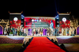 ร่วมพิธีเปิดและเดินแบบแฟชั่นโชว์กิจกรรมการแสดงศักยภาพและสื่อสารภาพลักษณ์แฟชั่นผ้าไทย