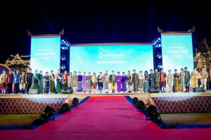 ร่วมพิธีเปิดและเดินแบบแฟชั่นโชว์กิจกรรมการแสดงศักยภาพและสื่อสารภาพลักษณ์แฟชั่นผ้าไทย