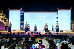 ร่วมพิธีเปิดและเดินแบบแฟชั่นโชว์กิจกรรมการแสดงศักยภาพและสื่อสารภาพลักษณ์แฟชั่นผ้าไทย