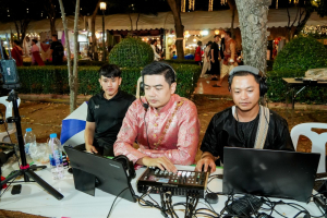 ร่วมพิธีเปิดและเดินแบบแฟชั่นโชว์กิจกรรมการแสดงศักยภาพและสื่อสารภาพลักษณ์แฟชั่นผ้าไทย