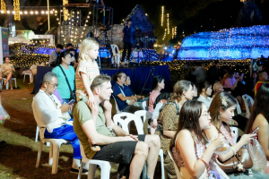 ร่วมพิธีเปิดและเดินแบบแฟชั่นโชว์กิจกรรมการแสดงศักยภาพและสื่อสารภาพลักษณ์แฟชั่นผ้าไทย