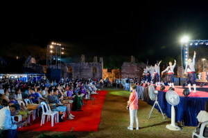 ร่วมพิธีเปิดและเดินแบบแฟชั่นโชว์กิจกรรมการแสดงศักยภาพและสื่อสารภาพลักษณ์แฟชั่นผ้าไทย