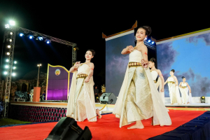 ร่วมพิธีเปิดและเดินแบบแฟชั่นโชว์กิจกรรมการแสดงศักยภาพและสื่อสารภาพลักษณ์แฟชั่นผ้าไทย