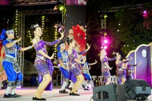 ร่วมพิธีเปิดและเดินแบบแฟชั่นโชว์กิจกรรมการแสดงศักยภาพและสื่อสารภาพลักษณ์แฟชั่นผ้าไทย