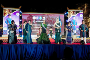 ร่วมพิธีเปิดและเดินแบบแฟชั่นโชว์กิจกรรมการแสดงศักยภาพและสื่อสารภาพลักษณ์แฟชั่นผ้าไทย